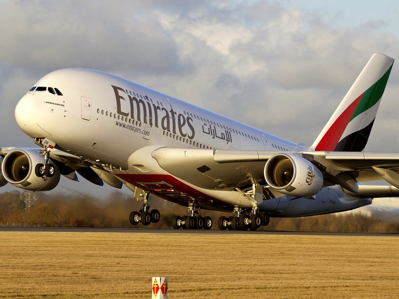 Αεροσυνοδός της Emirates «ανακυκλώνει» την σαμπάνια επιβάτη (βίντεο)